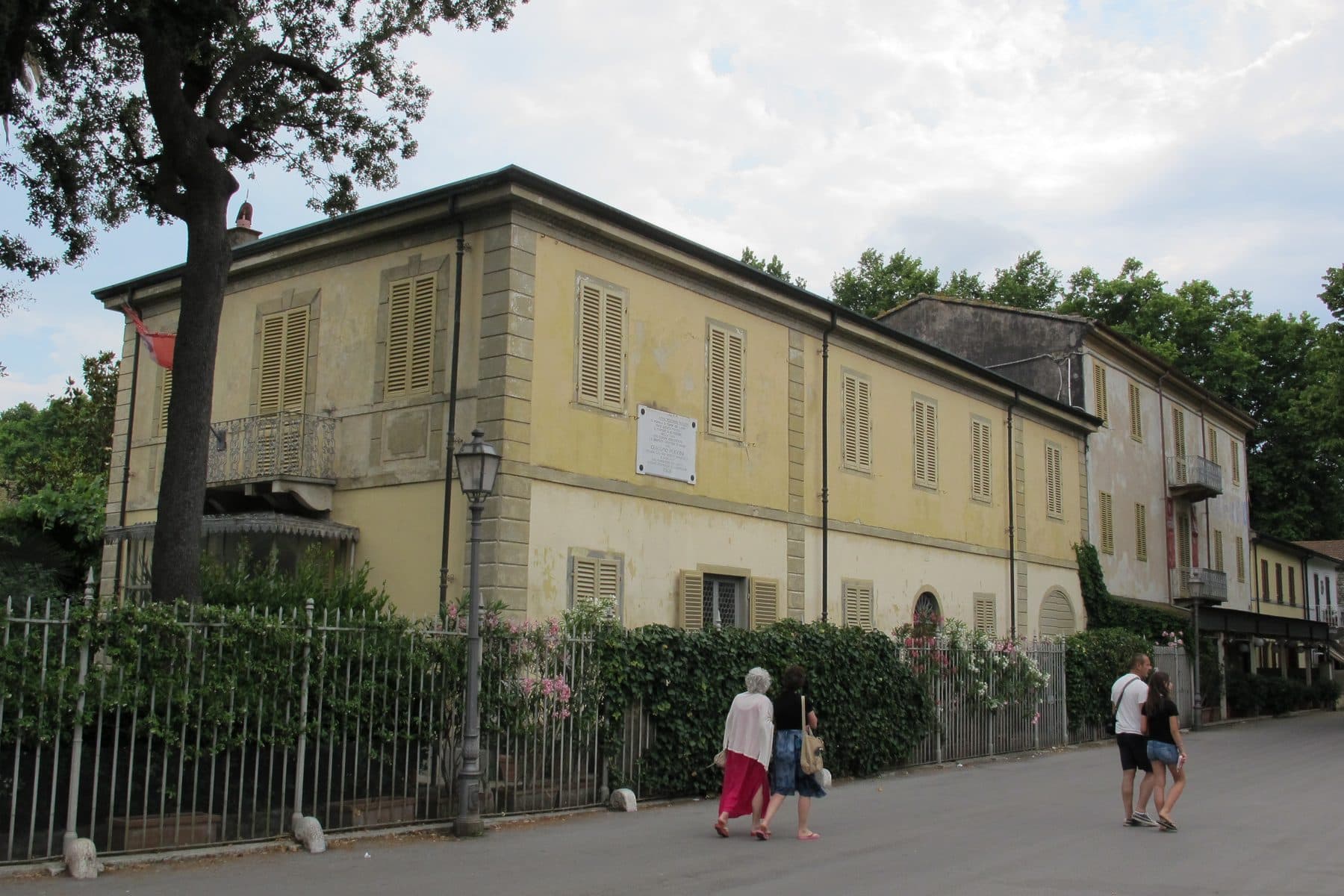 La Villa Museo Giacomo Puccini a Torre del Lago vista dalla strada, con la lapide commemorativa sulla facciata